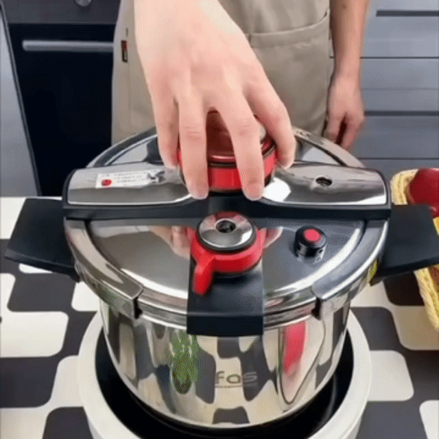 Panela de pressão UltraChef em aço inox sobre a bancada da cozinha, com legumes e tomates ao redor